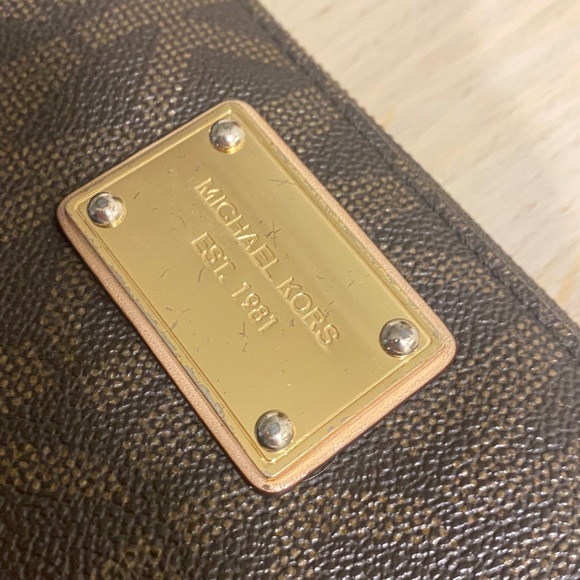 Micheal Kors wallet - Picture 2 of 7